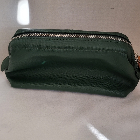 BRIC'S Qatar Airways Business Class Amenity Kit Travel Bag Toiletry Green Pouch - Picture 3 of 7